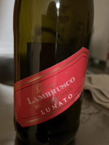Lunato - Lambrusco dell'Emilia Rosso Dolce NV (750ml)